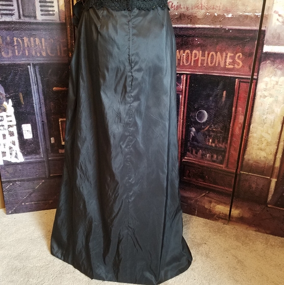 Strapless hand sewn silk gown with rose accent - Picture 2 of 16